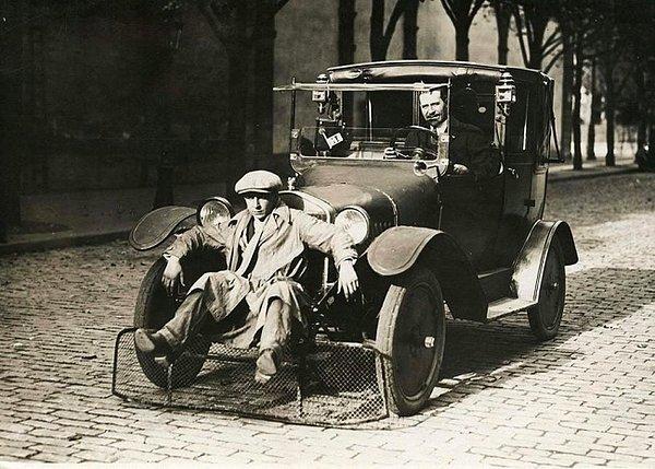 8. Yayalar arasında sakatlanmaları ve yaralanmaları önlemek için önünde kürekle bir polis arabası, 1920.
