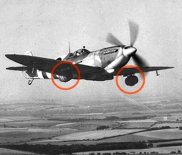 9. İngiliz bir birahane Normandiya'da görevdeki askerlere fıçıyla bira uçururken.