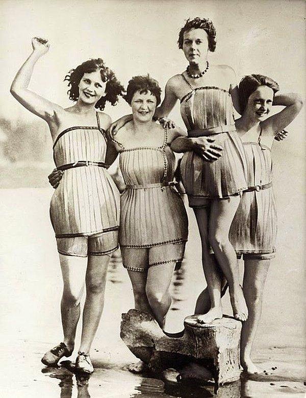 10. Tahtadan yapılma mayolarıyla kadınlar, 1920.