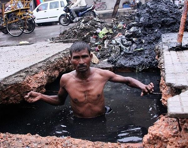 Hindistan'da kanalizasyon temizleyenler