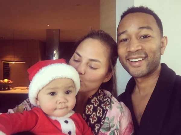 7. Крисси Тейген и Джон Леджен отпраздновали первое Рождество своей дочери Луны