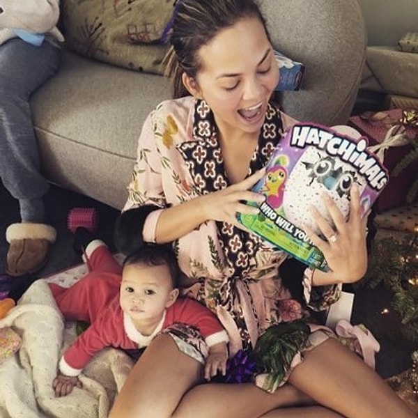 И кажется, что Крисси очень понравилась новая игрушка для ее дочери