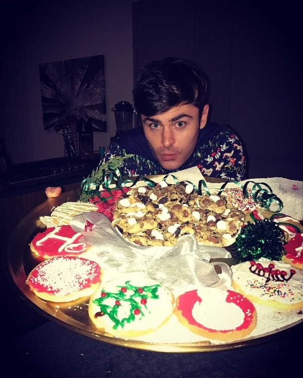 10. Зак Эфрон наслаждался рождественскими печеньками 🍪