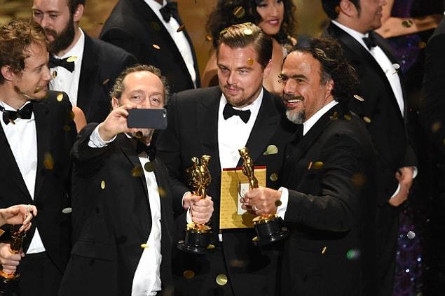 2. Leo finally got his Oscar selfie.