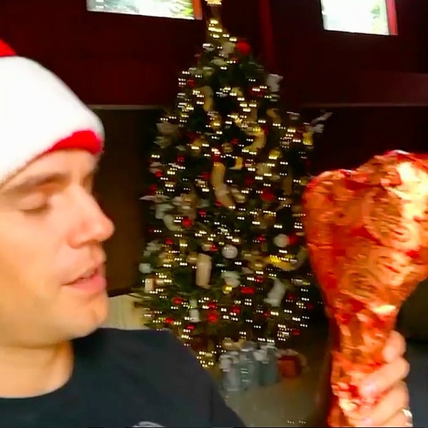 12. Генри Кавилл поделился с нами фото своей рождественской елки 🎄