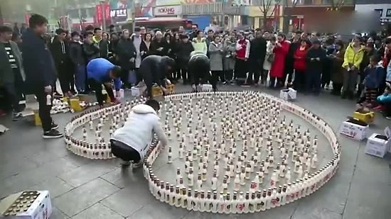 Soya Sütü Şişesi İle Evlenme Teklifi Yapan Adam