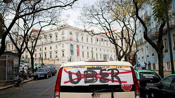 Ancak Uber, Türkiye'dekilerin de aralarında olduğu pek çok ülkedeki taksicileri 'rahatsız ediyor', zaman zaman taksiciler eylem yapıyor...