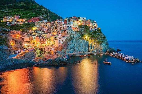 Cinque Terre, İtalya’da La Spezia şehrinin batısında,-genel olarak İtalyan Rivierası olarak anılan- Ligurya bölgesinde  yer alıyor.