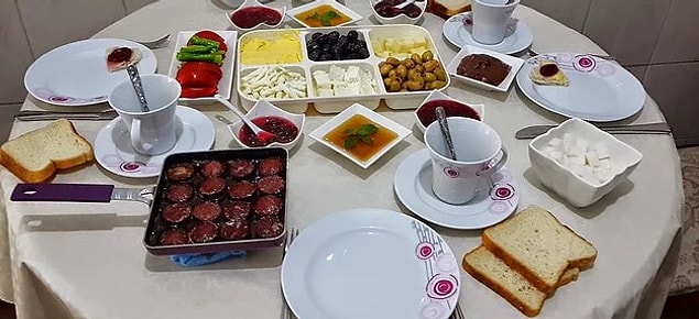 3. Sadece pazar günü birlikte kahvaltı yapıldığı için taze meyve sularının da masada olduğu son derece mükellef bir sofra kurulup keyifle kahvaltı yapılır.