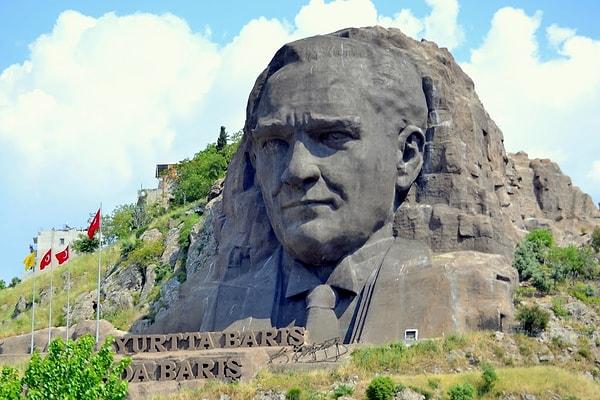 10. İzmir Buca Atatürk Rölyefi