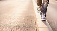 Küçükken Kaldırımdaki Çizgilere Basmadan Yürümeye Çalışan İnsanların 13 Özelliği