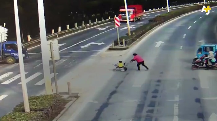 Kırmızı Işıkta Geçen TIR'ın Bir Çocuğu Ezdiği Korkunç Kaza