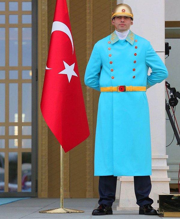 Polislerin yeni kıyafeti, ilk kez Cumhurbaşkanı Erdoğan'ın Gine Cumhurbaşkanı Conde'yi karşılama töreninde görüldü...
