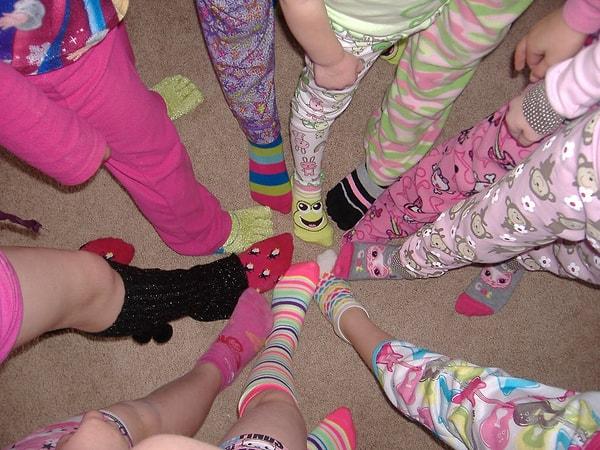 12. Aşkoo kızlar bizde pijama partisi yapıyoruz pijama ve çorapları