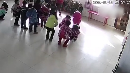 Утренник в китайском детском садике: воспитательница избила детей