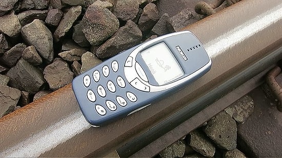 Efsane Telefon Nokia 3310'un Üzerinden Tren Geçerse Ne Olur?