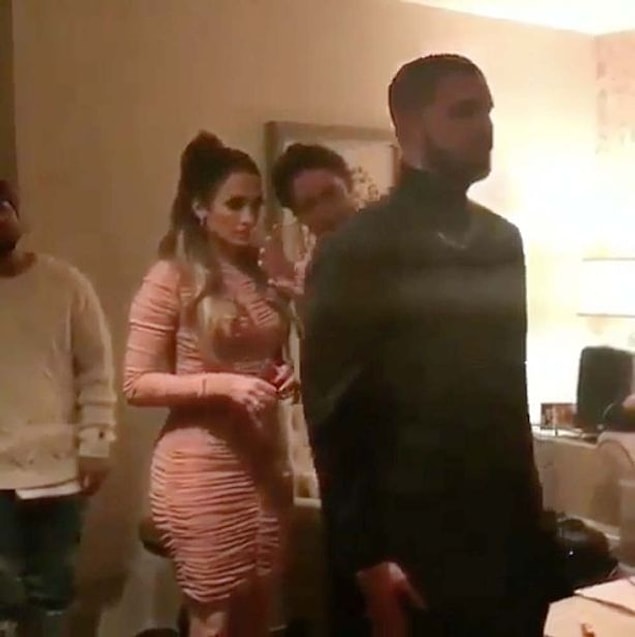 Drake ve Lopez ise aşklarını gayet ilan ettiler ve hatta Noel'i beraber geçirdiler.