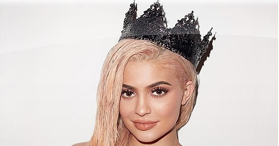 Подарок фанатам Кардашян: Кайли Дженнер снялась для календаря 2017!