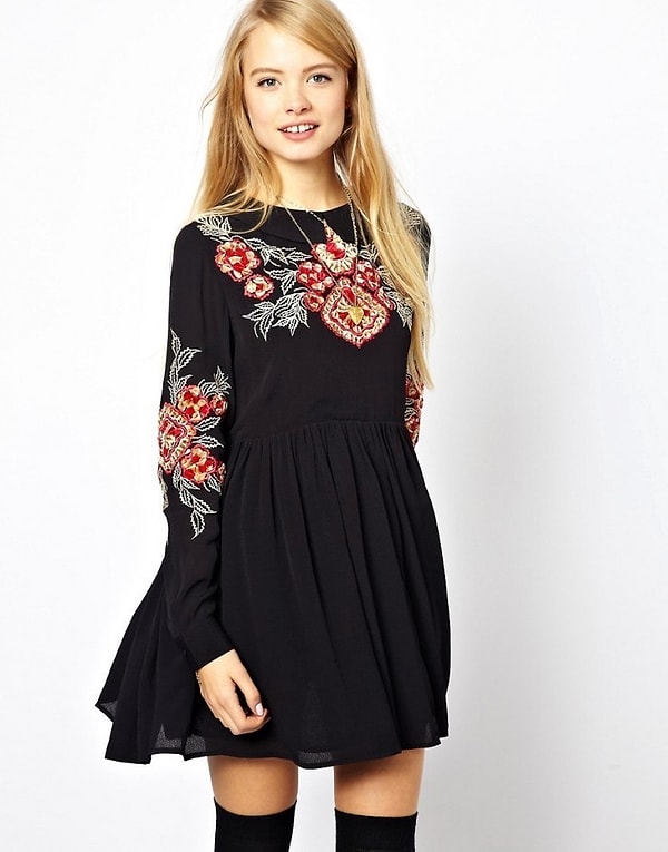 3. Наряд с красной вышивкой.