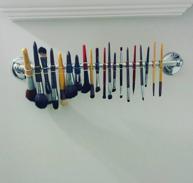 4. When you have difficulty finding a place to dry your makeup brushes, use ponytail elastics to hang them like this.