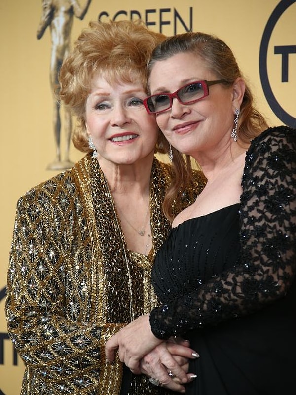 5. В прошлом году Рейнольдс получила награду на Governors Award, и также Премию Гильдии киноактёров США. Последнюю ей вручила на сцене ее собственная дочь, Кэрри Фишер.