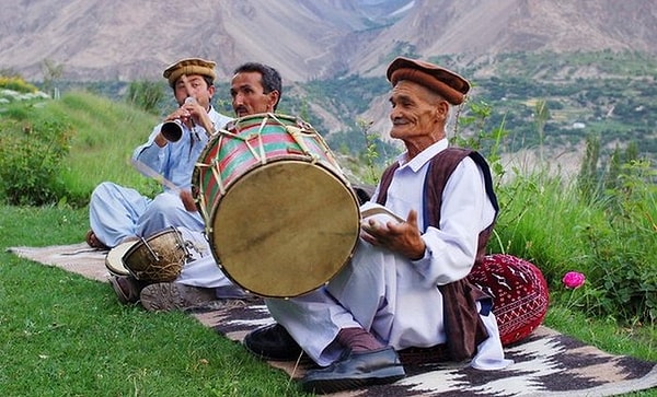 10. Врач жил очень близко от долины Хунза в течение 14 лет. Он пришел к выводу, что именно диета является основным секретом долголетия этого народа. Когда человек питается неправильно, то от болезней его не спасет и горный климат. Поэтому неудивительно, что соседи Хунза, которые живут в таком же климате, болеют всеми видами заболеваний. Их продолжительность жизни намного короче