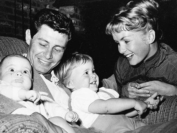 10. Рейнольдс была трижды замужем: за певцом Эдди Фишером – отцом Кэрри и Тодда, за бизнесменом Гарри Карлом и агентом по недвижимости Ричардом Хамлеттом. Ее развод с Фишером, который бросил Дебби ради Элизабет Тейлор, наделал много шума в конце 50-х.