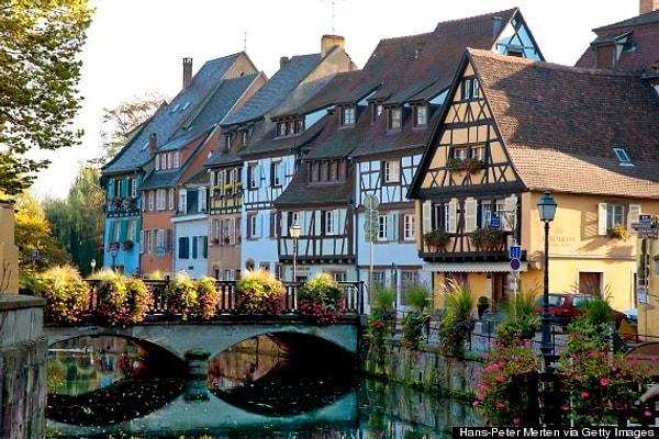 Colmar'ın güzelliğine güzellik katan kanallar ise Ren Nehri'nin kolları. Nehir boyunca sıralanan ve tarihi 1200'lü yıllara kadar uzanan rengârenk tarihî binalar ise şehrin en belirgin, en kayda değer özelliği.