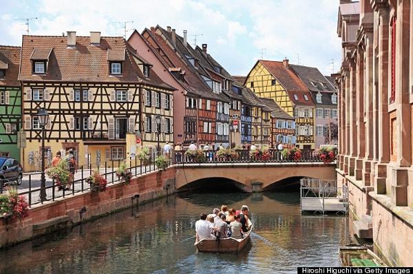 Dolayısıyla Alsace Bölgesi'nde yaşayan hemen hemen herkes hem Almanca hem de Fransızca konuşabiliyor.