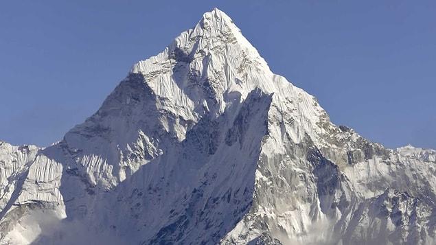 24. Everest Dağı hangi iki ülkenin sınırı üstünde yer alır?