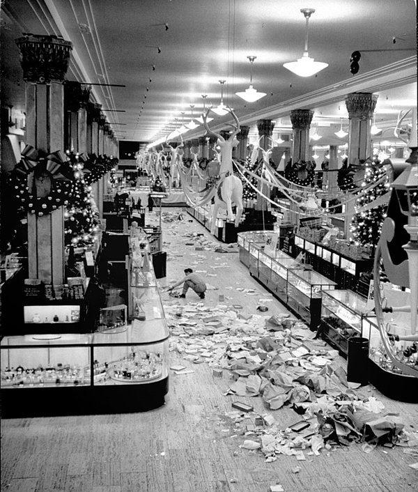 4. Yılbaşı alışverişinin ardından New York'taki Macy's mağazası, 1948.