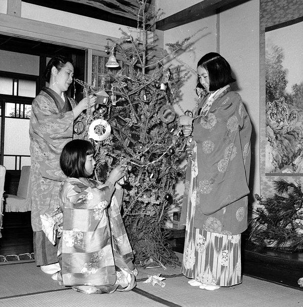 8. Kimonolarıyla yılbaşı ağacı süsleyen Japon aile, Yokohama, 1950 dolayları.