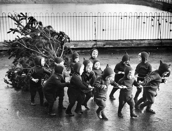 10. Londra'daki kimsesiz çocuklar yılbaşı hazırlıkları için elinden geleni yaparken, 1938.