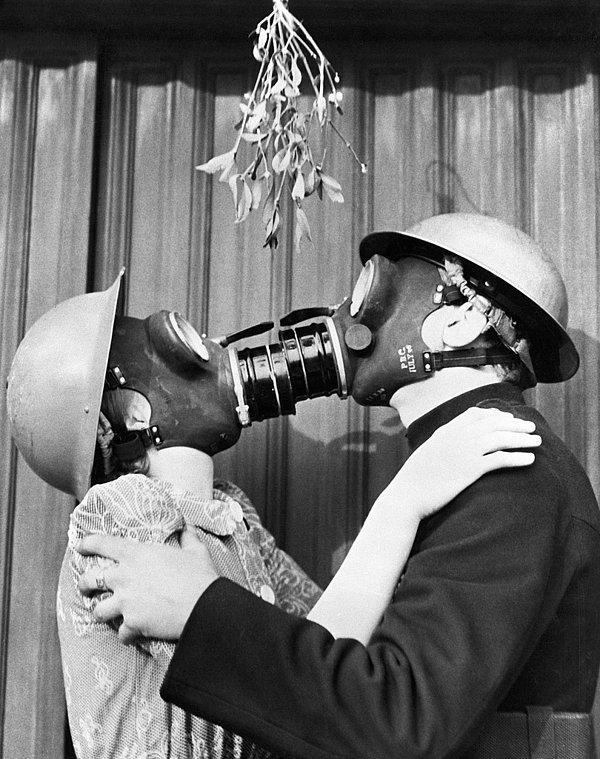 13. II. Dünya Savaşı sırasında Noel ruhunu yaşatan Londralı çift, 1940.