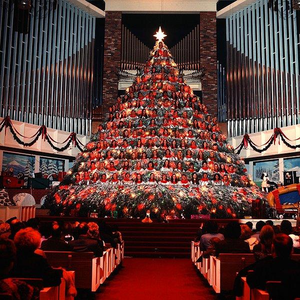 17. This “living” Christmas tree comprising what has to be the most incredible troupe of carolers in history, 1971.