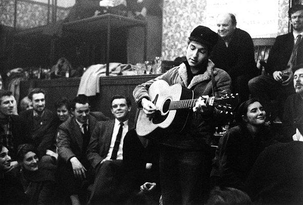 22. 21 yaşındaki Bob Dylan Londralılar için çalıp söylerken, 1962.