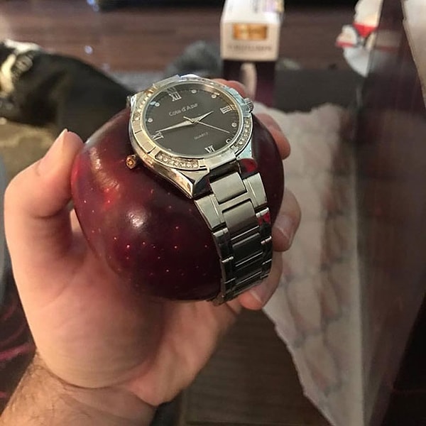 17. Evvet, bir şakacımız daha çıktı. Bu bir 'Apple Watch'.