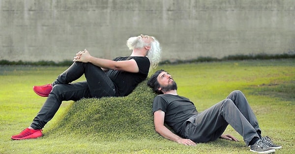 9. Садовый стул, покрытый травой