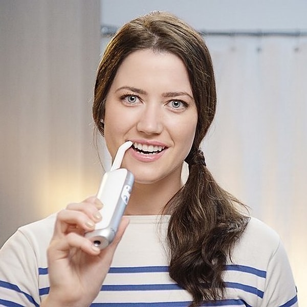 16. Зубная щетка, оснащенная камерой