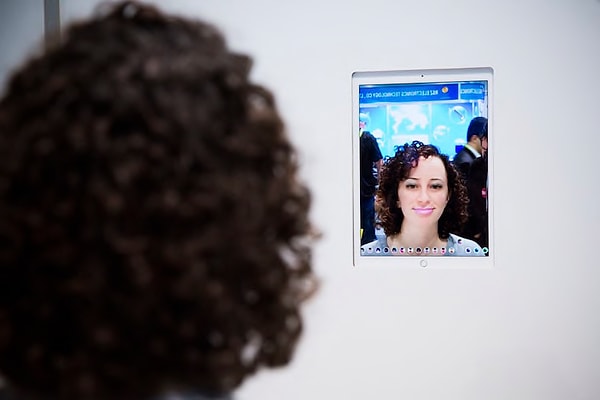 8. Зеркало для виртуального макияжа ModiFace