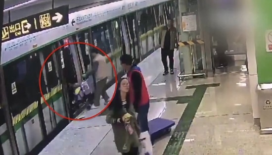 Metroya Binebilmek İçin Çocuğu Kapıya Sıkıştıran Adam