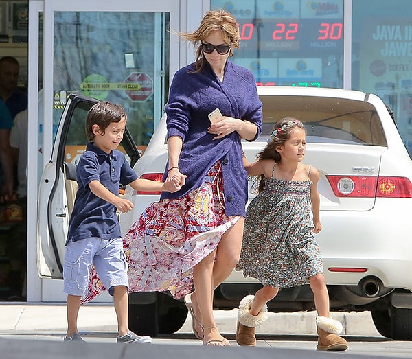 11. А после развода с Марком Энтони, Джен осталась одна с двумя детьми, а ее звездная карьера зашла в тупик