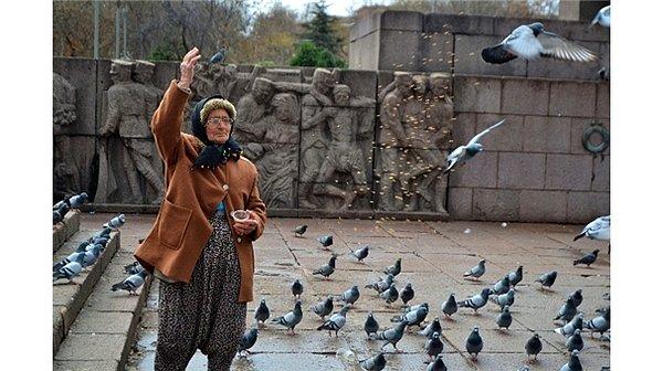 Esma Teyze, uzun yıllardır Güvenpark'ta kuş yemi satıyor. Onu daha çok "Nezegül Nine" olarak tanıyorlar.