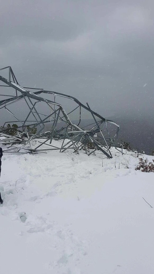 Bakanlık ayrıca kesintiye neden olan arızaların giderilmesi için çalışmaların aralıksız devam ettiğini açıkladı ve bu fotoğrafları paylaştı