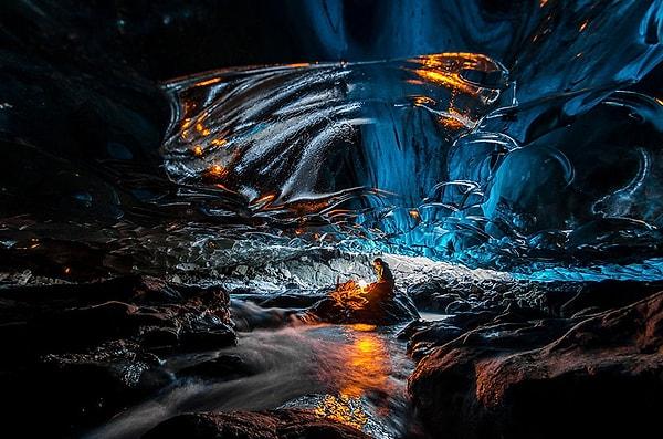 18. Vatnajokull'da bir buz mağarası.