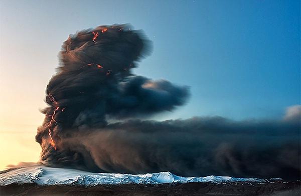 20. 2010'da Ayjafjallajökull'un püskürmesi.