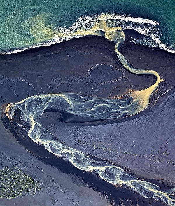 21. İzlanda'da bir volkan.
