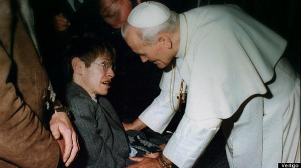 4. Fizikçi Stephen Hawking'in bir konferansına katılan Papa 2. Jean Paul, onu duymakta güçlük çekince sandalyesinin yanına kıvrılıp dinlemeye başlamıştı.