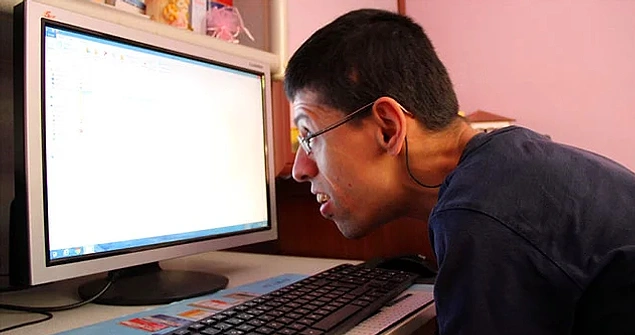 Azmiyle Engelleri Aştı: 7 Yılda Burnuyla Kitap Yazan Mustafa'nın Hikâyesi