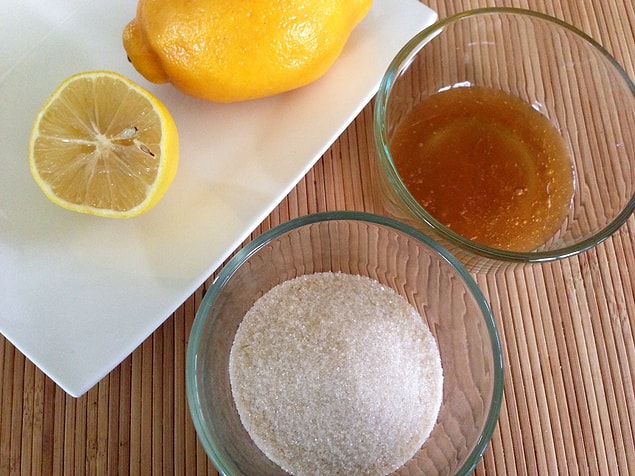 10. Sirke ve limon ile ellerinin gençleşmesine izin ver.